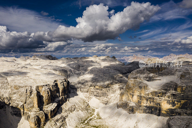 在Piz Boe之上，SAS Pordoi高山，Dolomites，意大利泰洛阿尔卑斯山